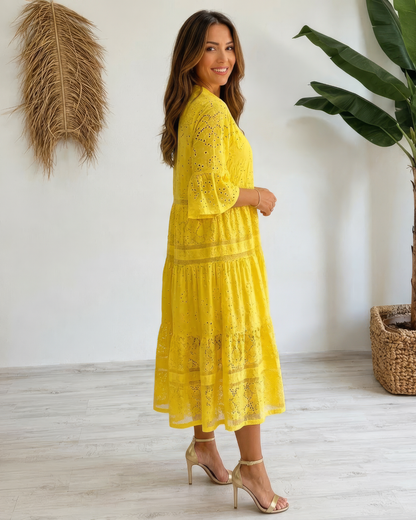 Vestido de encaje con mangas y botones frontales