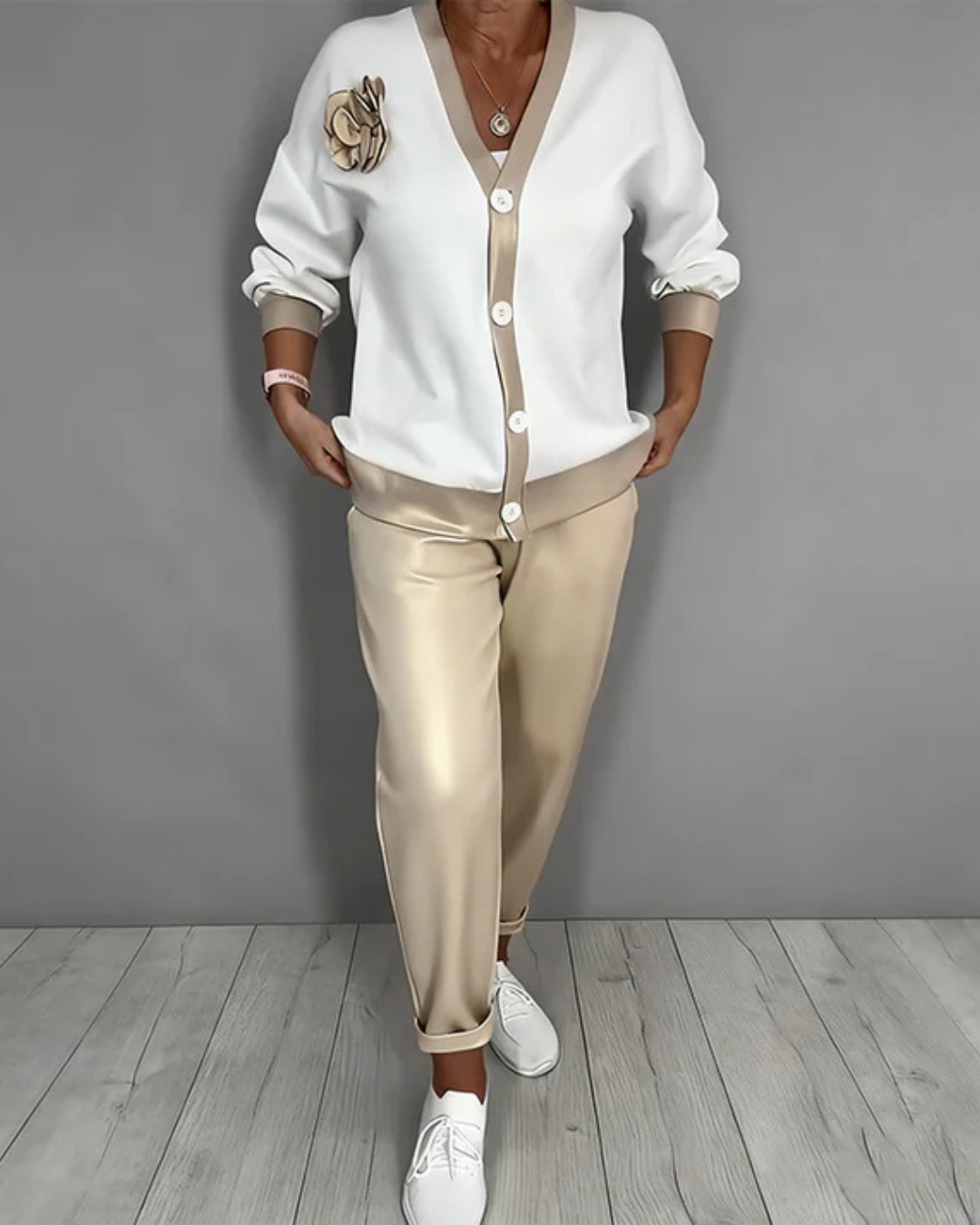 Conjunto elegante de camisa y pantalones de corte relajado para mujer