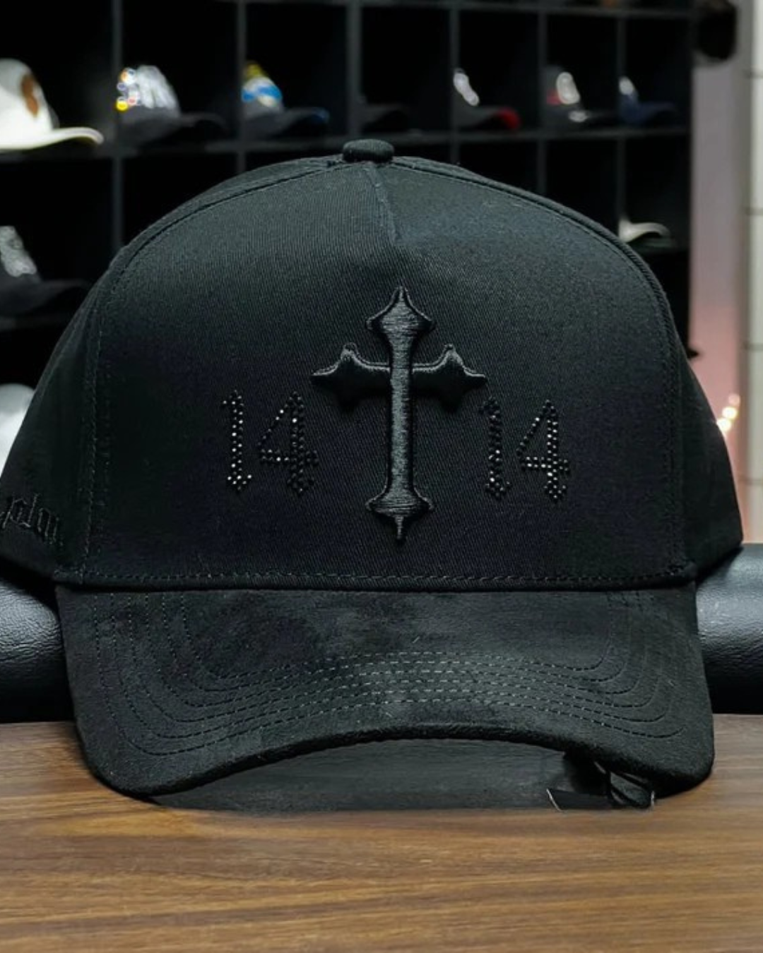 Gorra Negra con Diseño Urbano