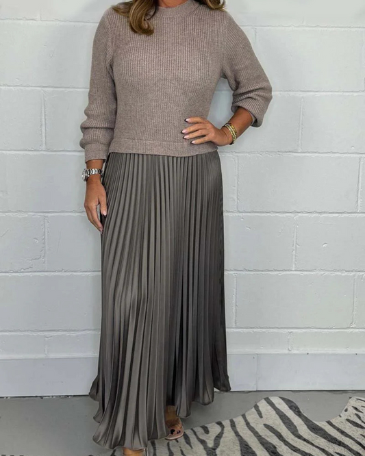 Vestido Largo con Falda Plisada y Corte Estilizado