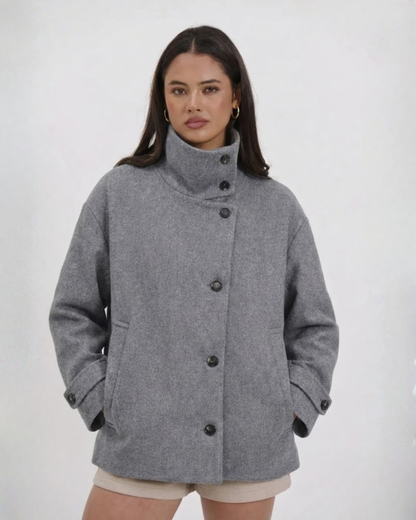 Abrigo Femenino con Cuello Levantado y Detalle de Hebilla