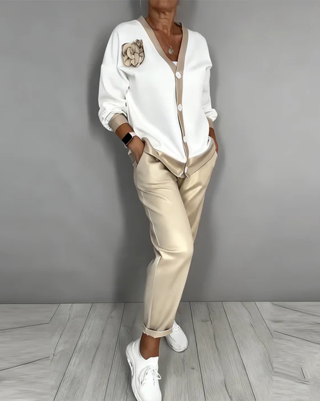 Conjunto elegante de camisa y pantalones de corte relajado para mujer