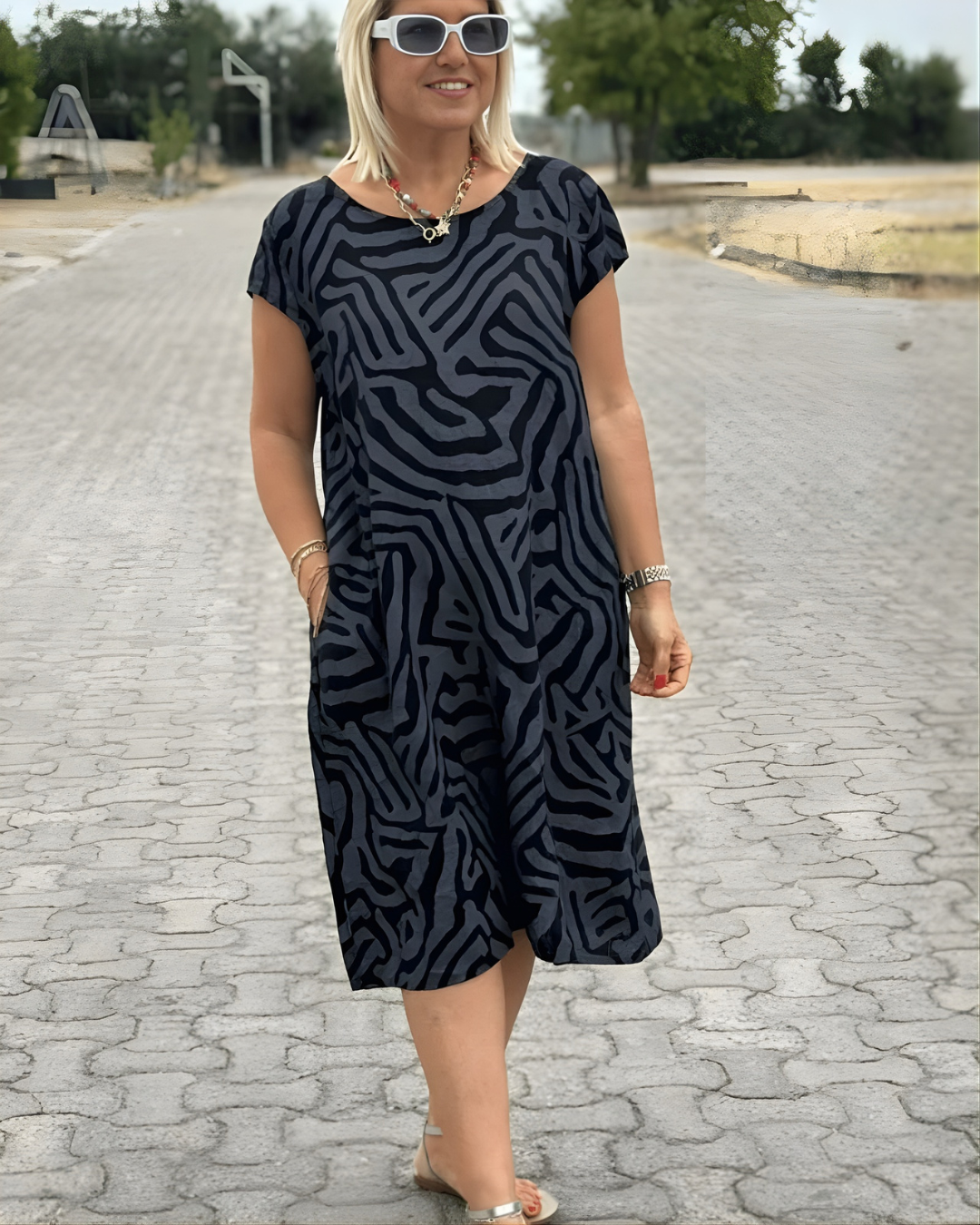 Vestido Elegante con Estampado y Cuello Redondo