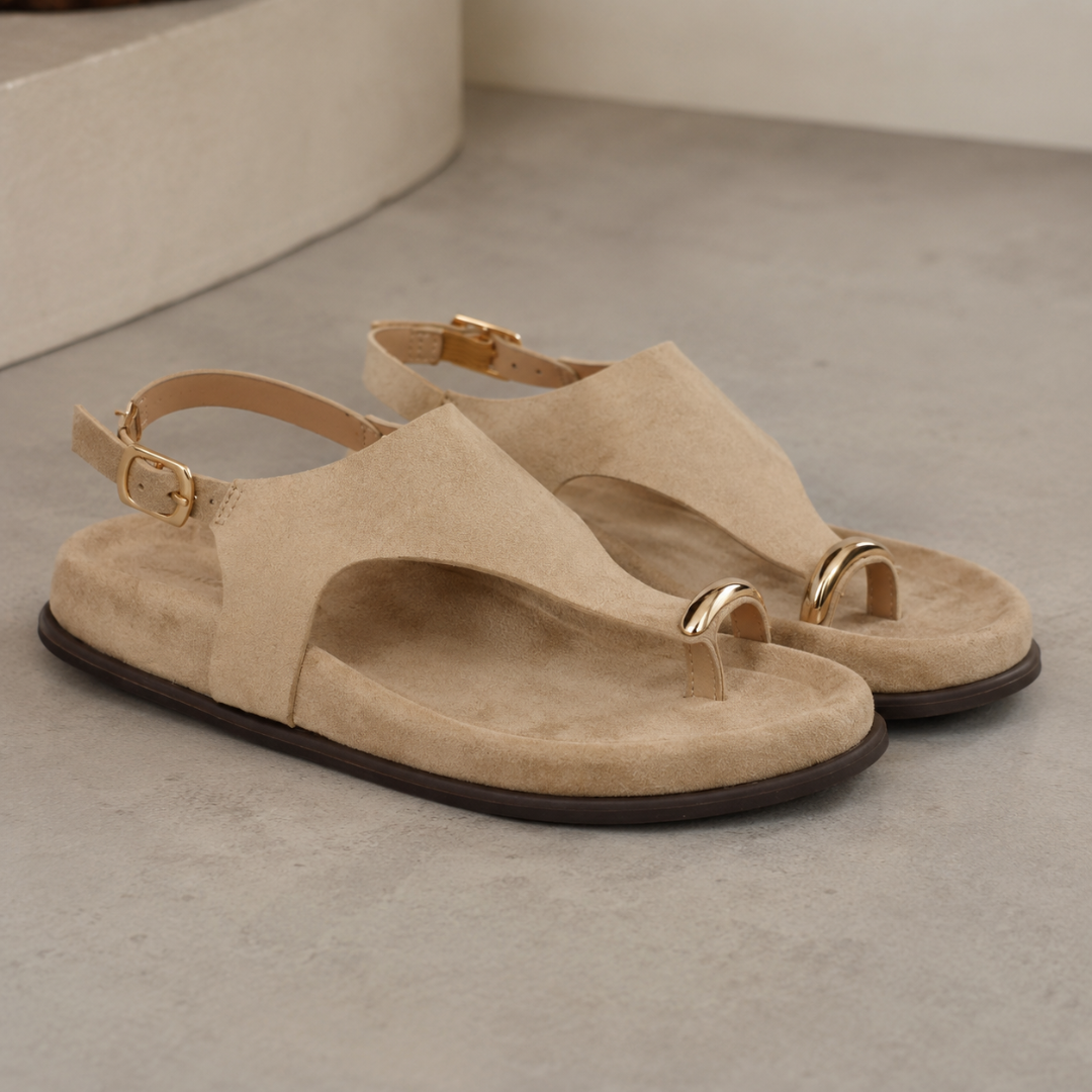 Sandalias planas de dedo con detalle metálico®