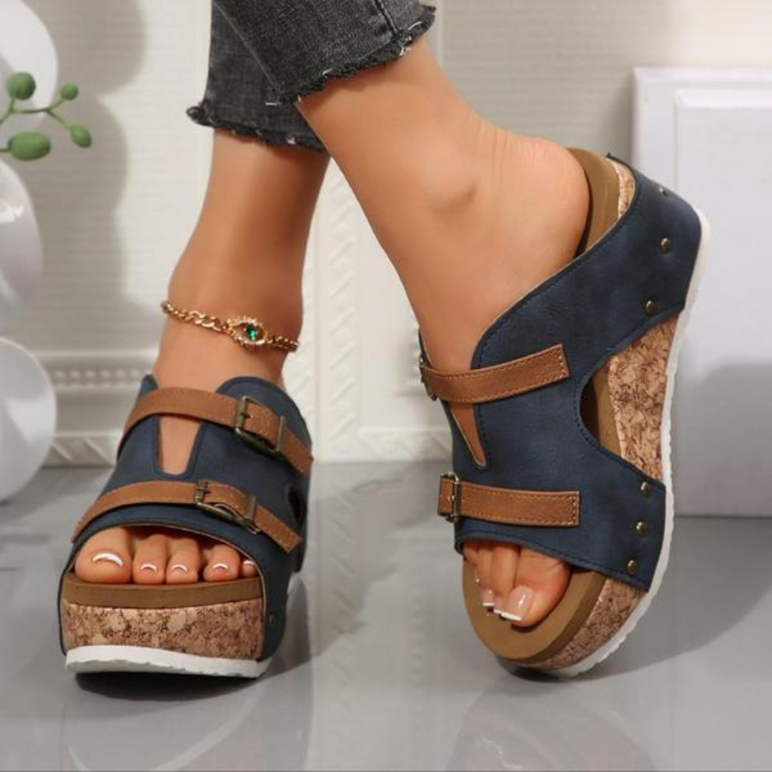 Sandalias de cuña con broche