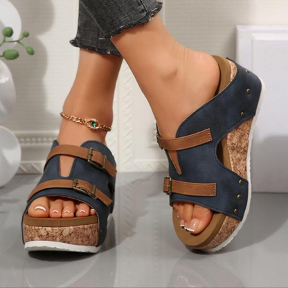 Sandalias de cuña con broche