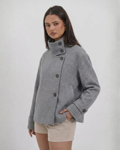 Abrigo Femenino con Cuello Levantado y Detalle de Hebilla