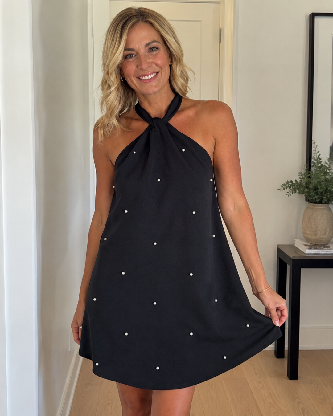Vestido Corto Halter con Detalles Decorativos y Lazo Posterior