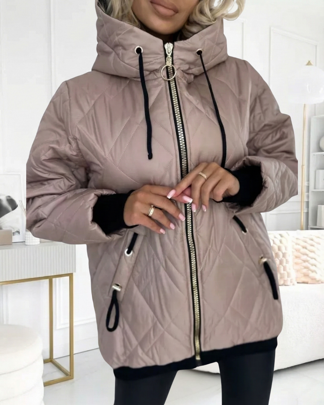 Chaqueta acolchada con capucha y corte cómodo para mujer