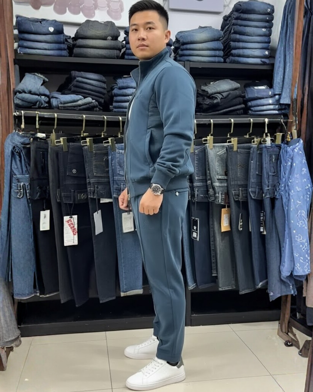 Conjunto deportivo bordado de dos piezas muy versátil para hombre