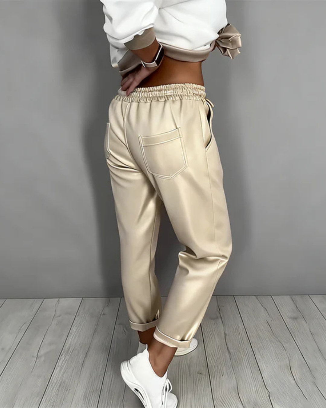 Conjunto elegante de camisa y pantalones de corte relajado para mujer
