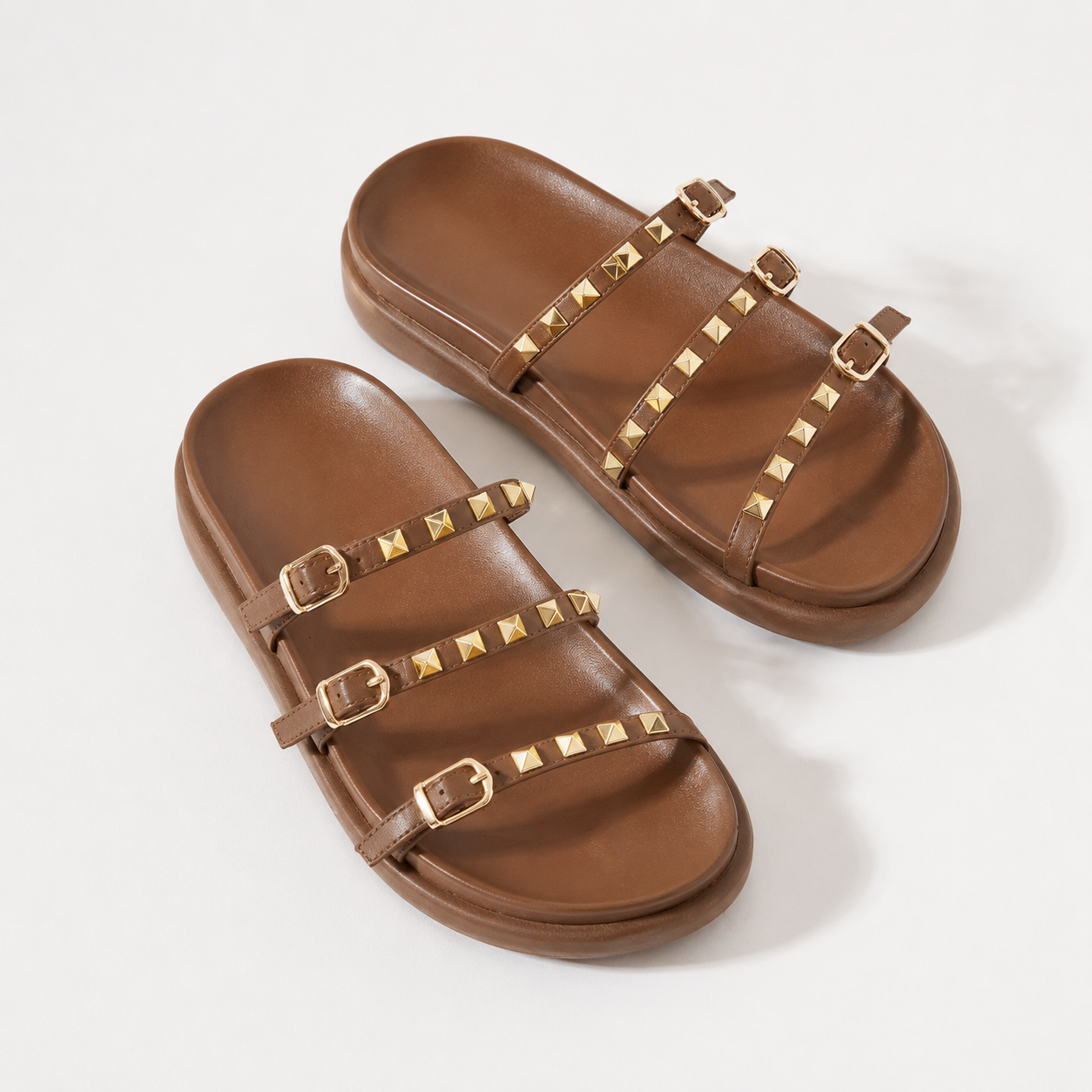 Sandalias Planas con Tachas Metalizadas