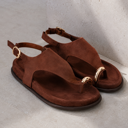 Sandalias planas de dedo con detalle metálico®