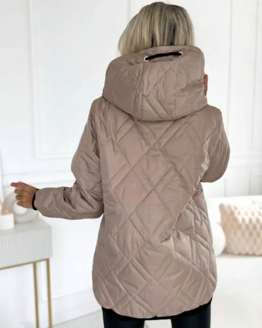 Chaqueta acolchada con capucha y corte cómodo para mujer