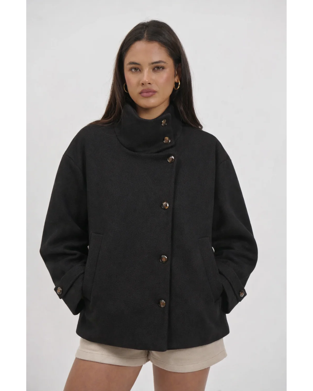 Abrigo Femenino con Cuello Levantado y Detalle de Hebilla