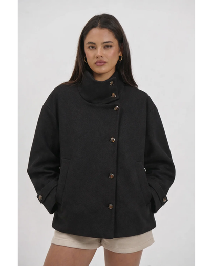 Abrigo Femenino con Cuello Levantado y Detalle de Hebilla