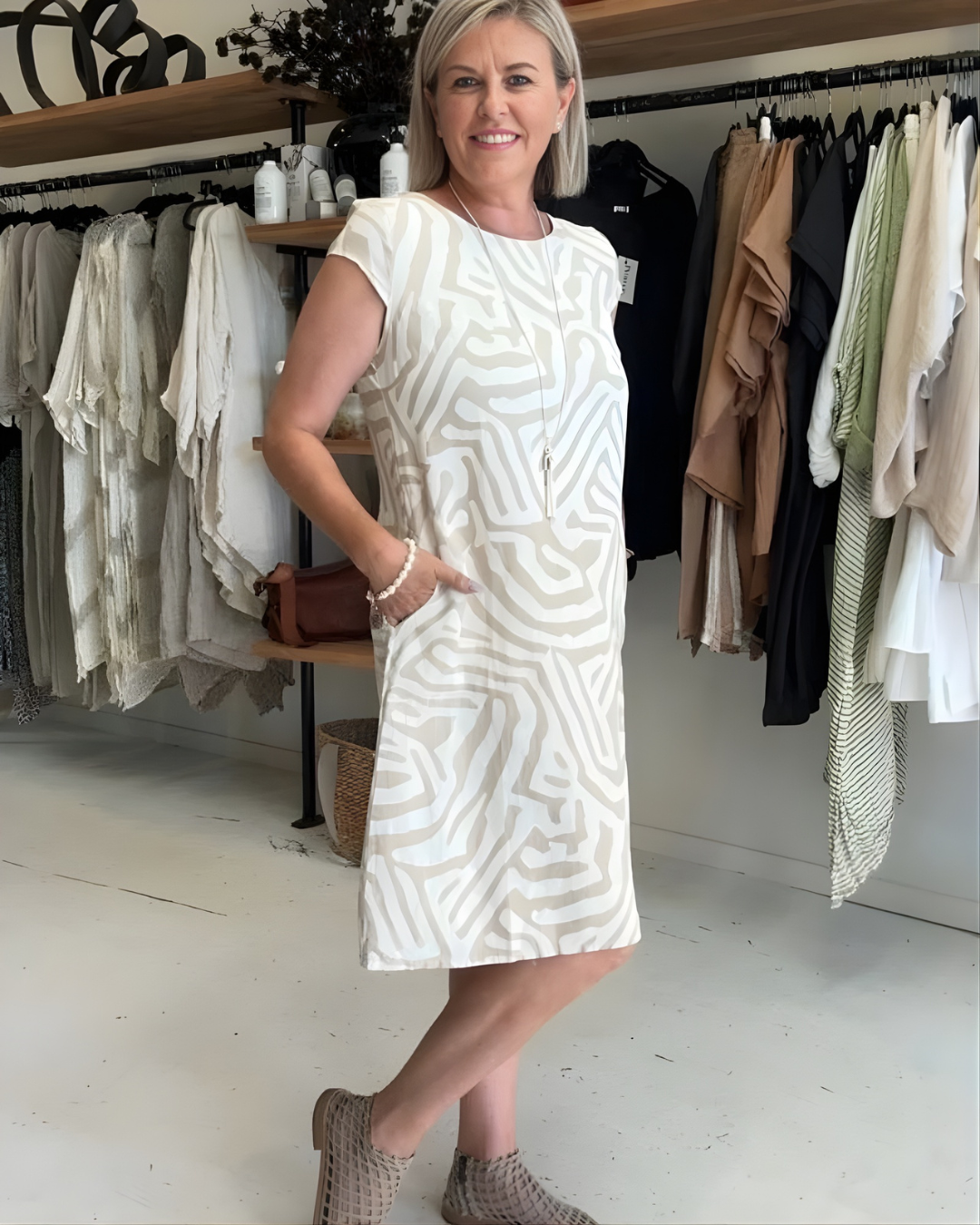 Vestido Elegante con Estampado y Cuello Redondo