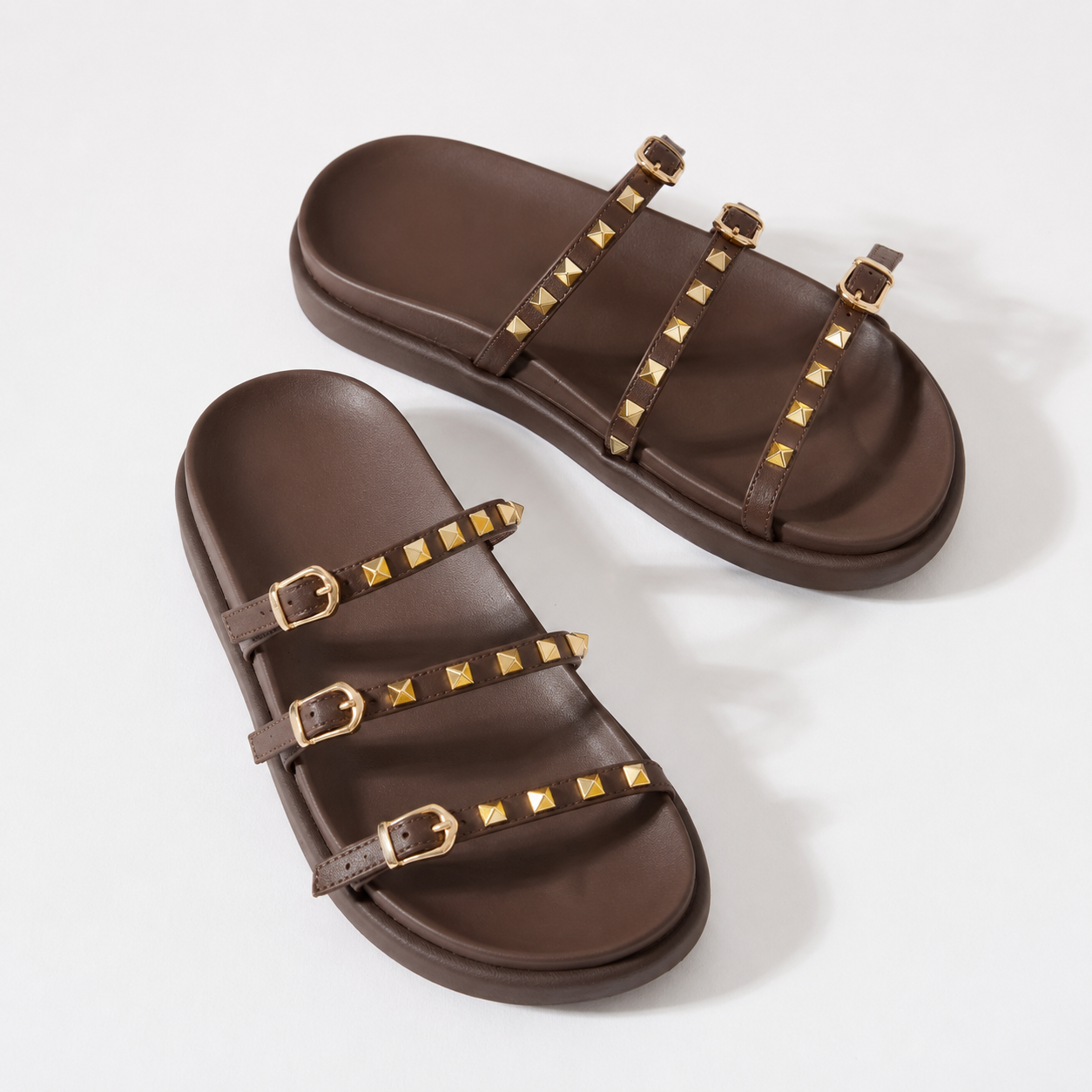 Sandalias Planas con Tachas Metalizadas