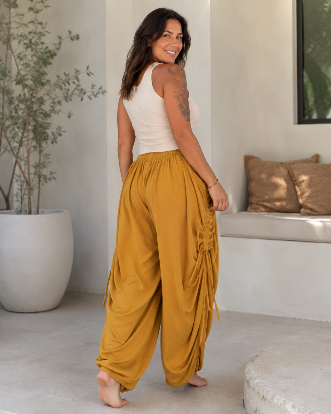 Pantalones Fluidos de Pata Ancha con Cintura Ajustable y Detalles Fruncidos