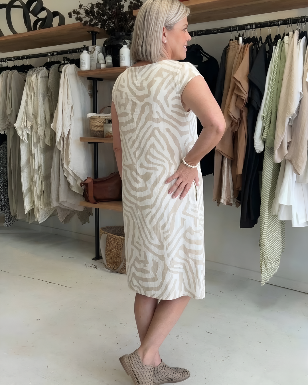 Vestido Elegante con Estampado y Cuello Redondo